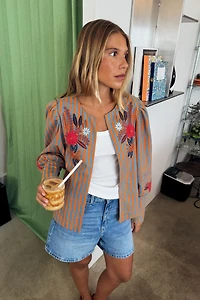 VESTE À RAYURES ET FLEURS BRODÉES