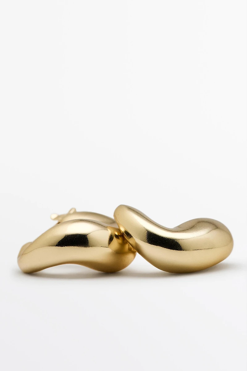 Voluminous hoop earrings