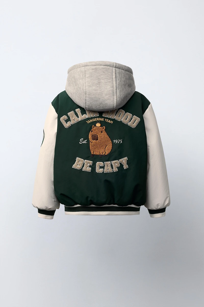 BOMBER JACKET WITH REMOVABLE HOODIE, FLEECE INTERIOR, AND NYLON CAPYBARA CAPYFUN ©