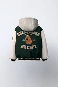 BOMBER JACKET WITH REMOVABLE HOODIE, FLEECE INTERIOR, AND NYLON CAPYBARA CAPYFUN ©