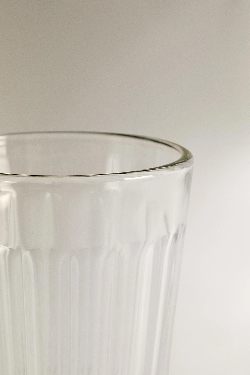RAISED GLASS TUMBLER WITH A COLORED BASE