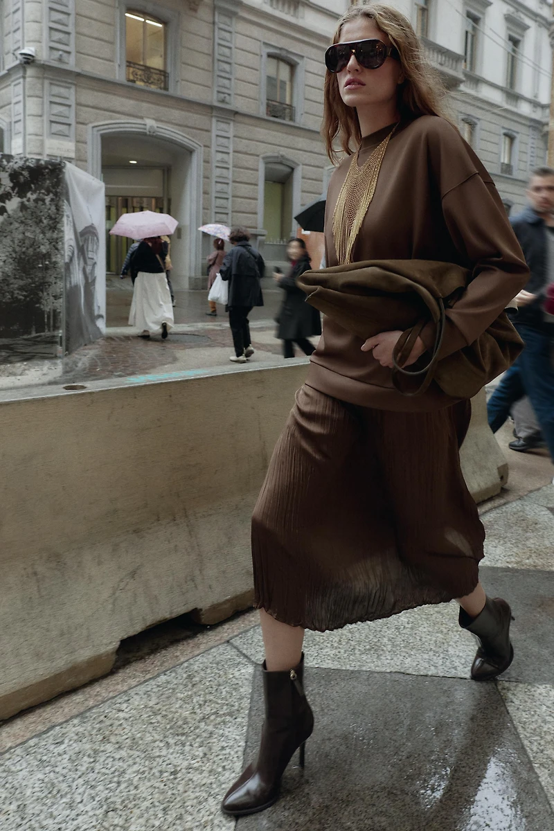 ROBE EN MATIÈRES VARIÉES SATINÉE