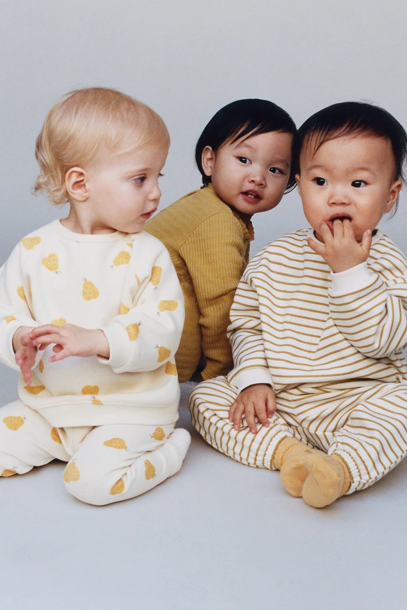 PEARS SWEATSHIRT AND LEGGINGS SET