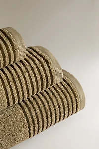 SERVIETTE DE BAIN FRISE CONTRASTANTE
