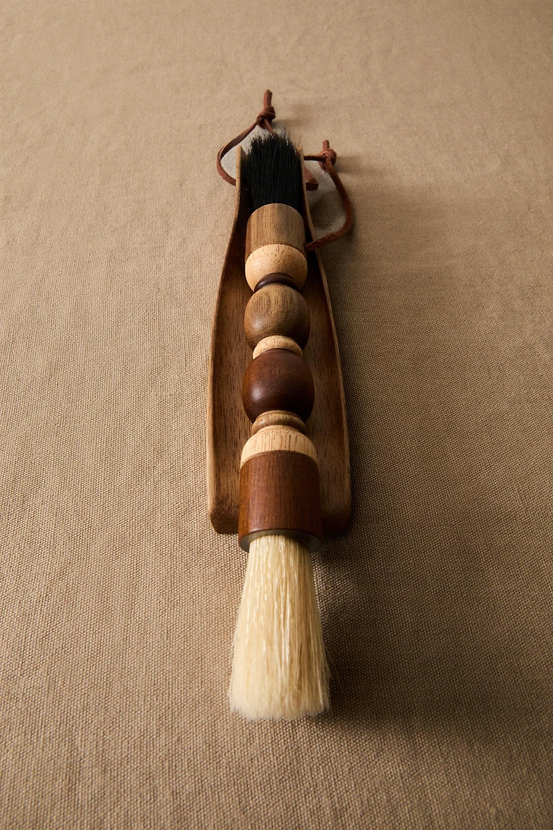 ACACIA WOOD DUSTPAN AND BRUSH SET (SET OF 2)