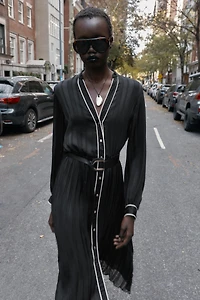 CONTRAST PIPING BELTED PLEATED MIDI DRESS