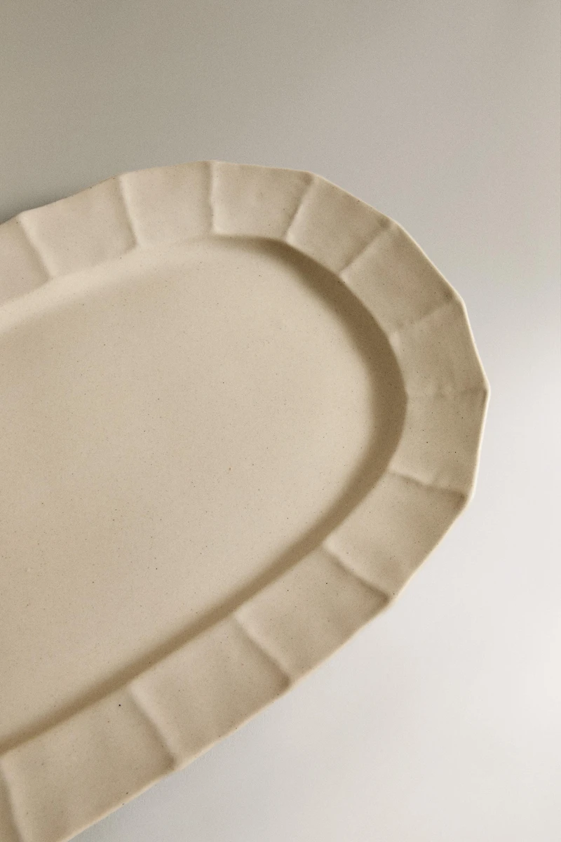 STONEWARE OVAL SERVING DISH WITH RAISED BORDER AND LINES