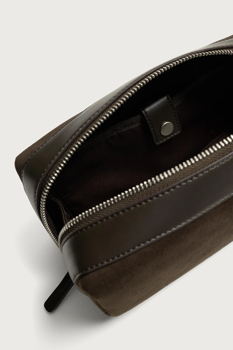 CONTRASTING TOILETRY BAG