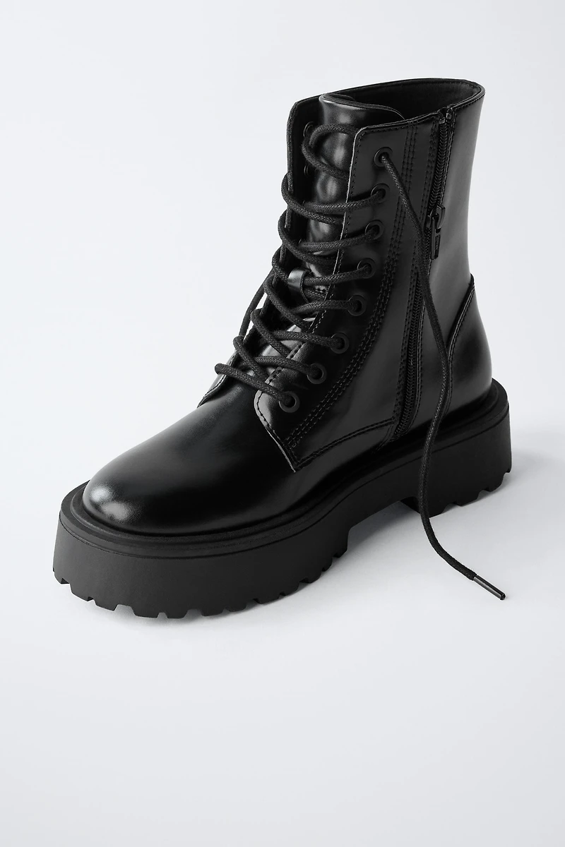 BOTTINES À LACETS