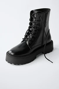 BOTTINES À LACETS