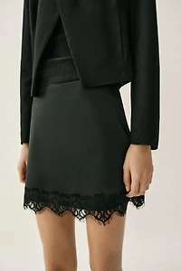 LACE HEM SKORT