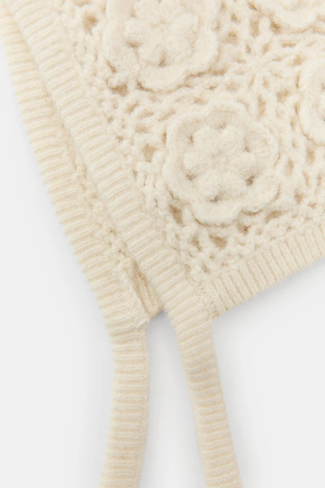 Zara EMBOSSED CROCHET FLOWER BONNET at Mall of America® in  display picture 3