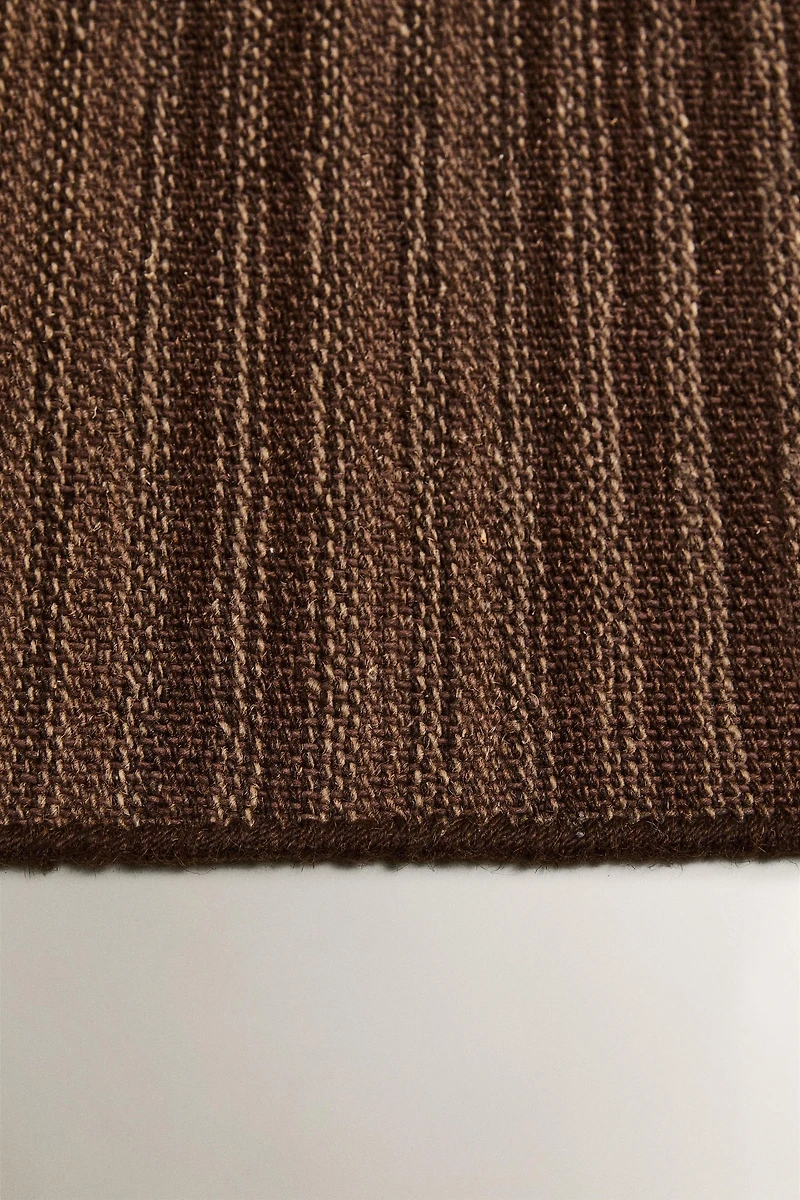 WOOL AREA RUG WITH CONTRASTING LINES