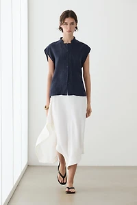 Flowing 100% linen shirt with button detail