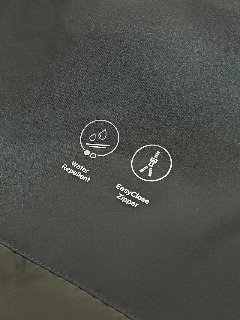 Water-repellent puffer jacket with pockets