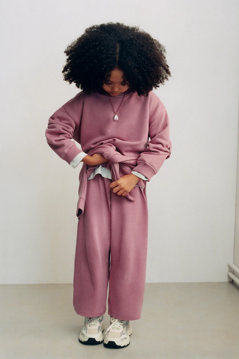 WIDE LEG RAISED TEXT PLUSH PANTS