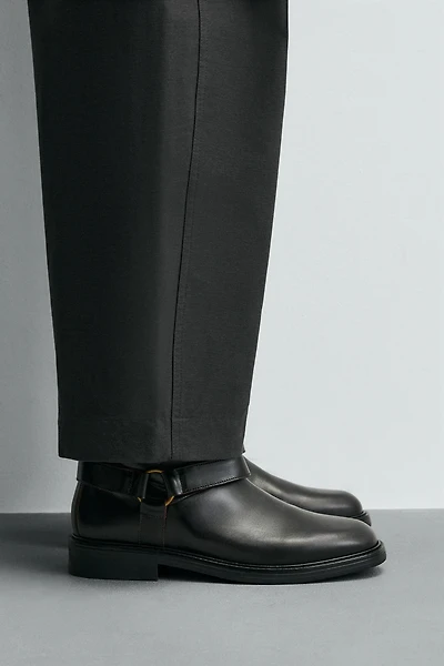 BOTTINES EN CUIR AVEC HARNAIS