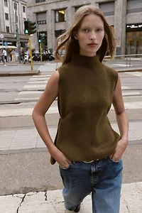ASYMMETRIC KNIT TOP WITH SIDE APPLIQUÉS