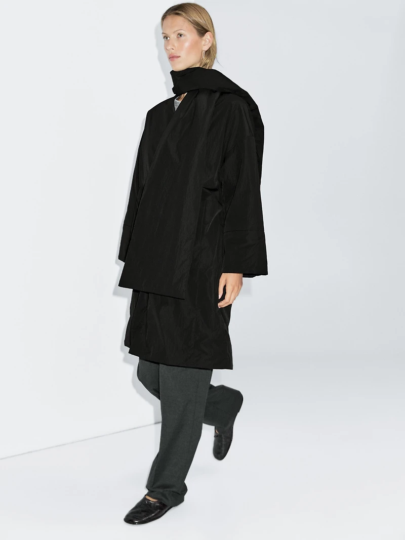 Manteau long matelassé avec écharpe