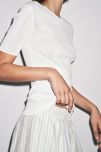 TOP EN MAILLE MANCHES COURTES