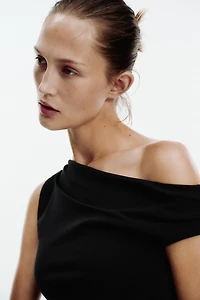 ASYMMETRIC TEXTURED TOP