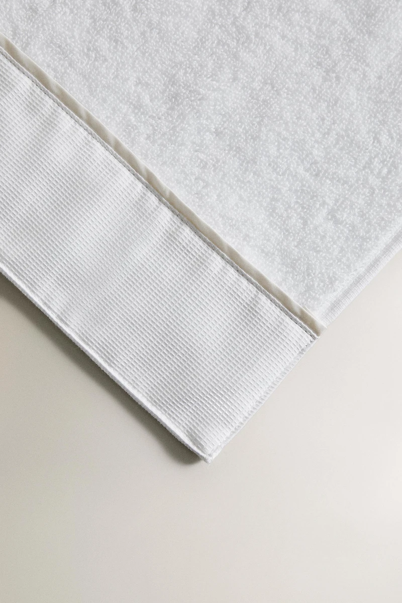 BATH TOWEL WITH PIQUÉ BAND