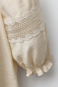 ROBE EN SATIN BRODÉE