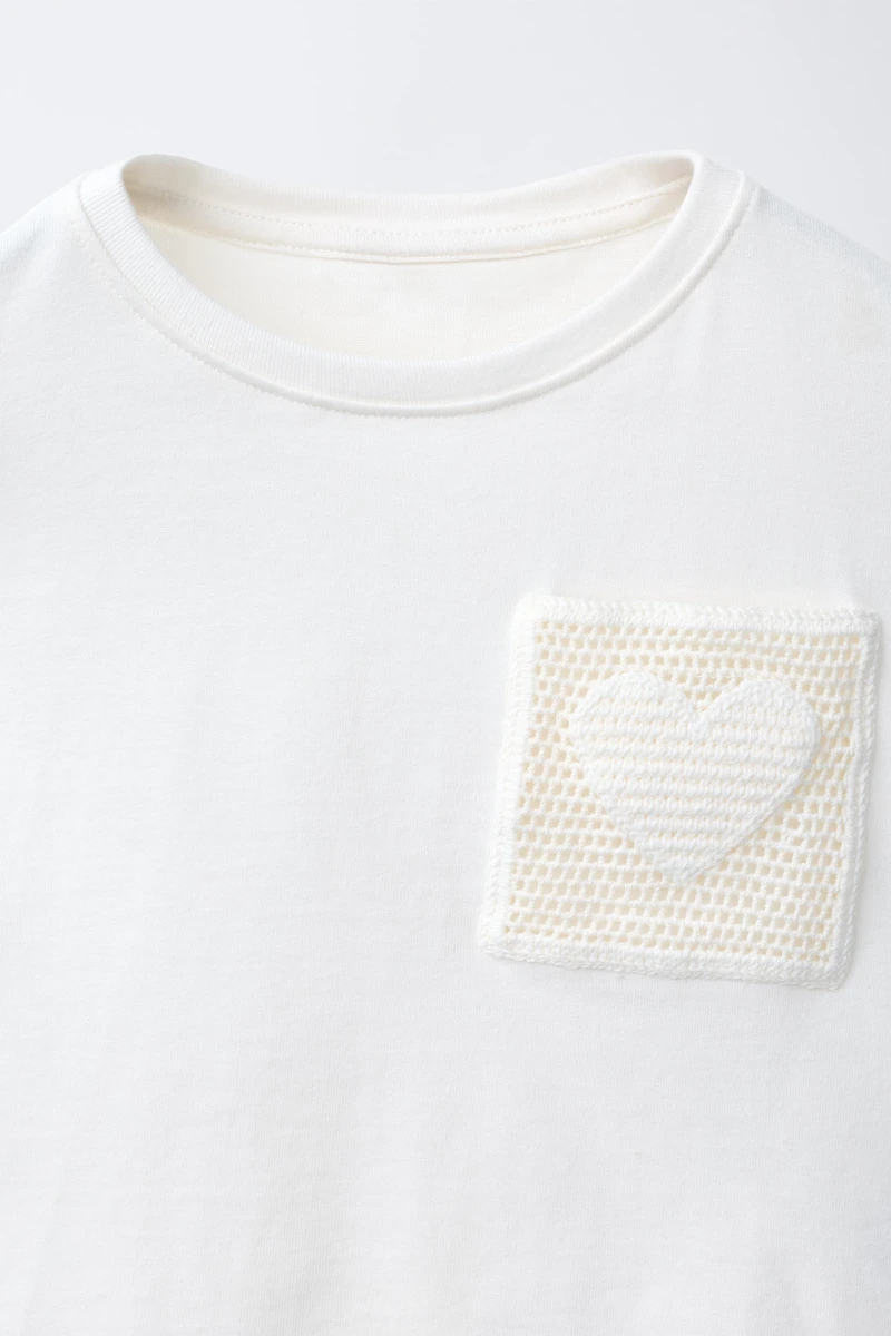 T-SHIRT À POCHE EN CROCHET