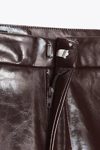 SHORT EN MATIÈRE SYNTHÉTIQUE