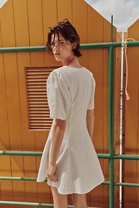 ROBE COURTE À BRODERIES PERFORÉES