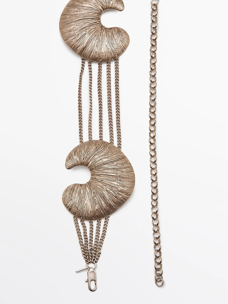 Belt with fossil pieces