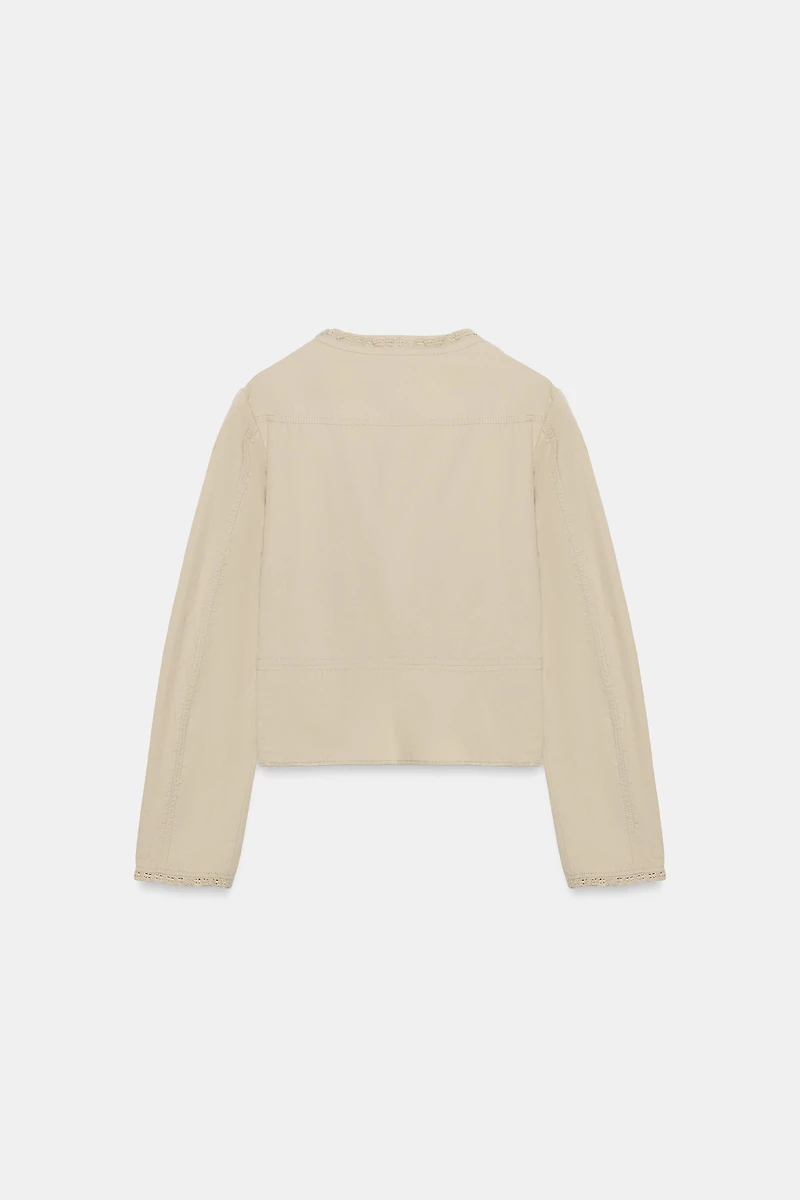 VESTE AVEC BOUTONS ET DENTELLE