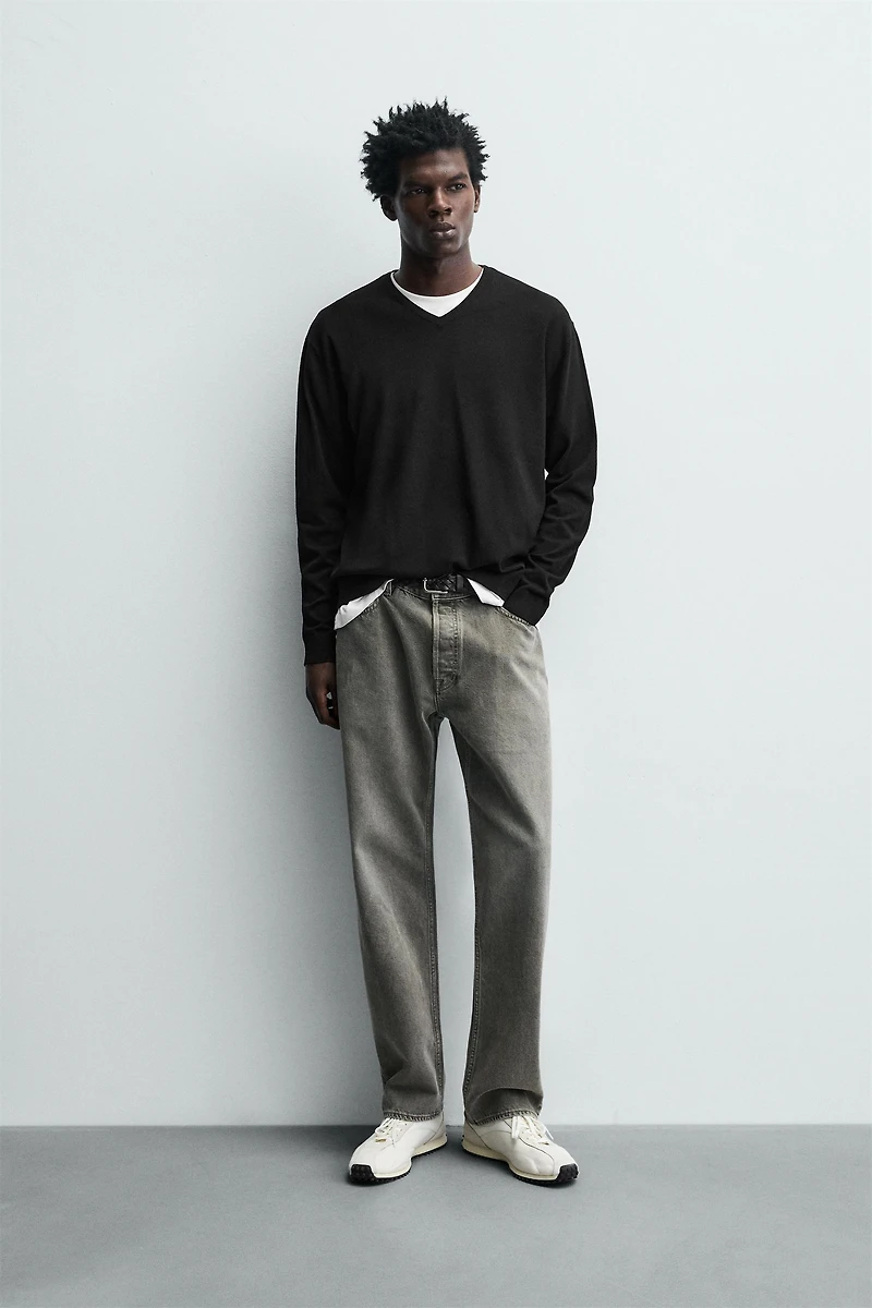 BASIC V-NECK SWEATER