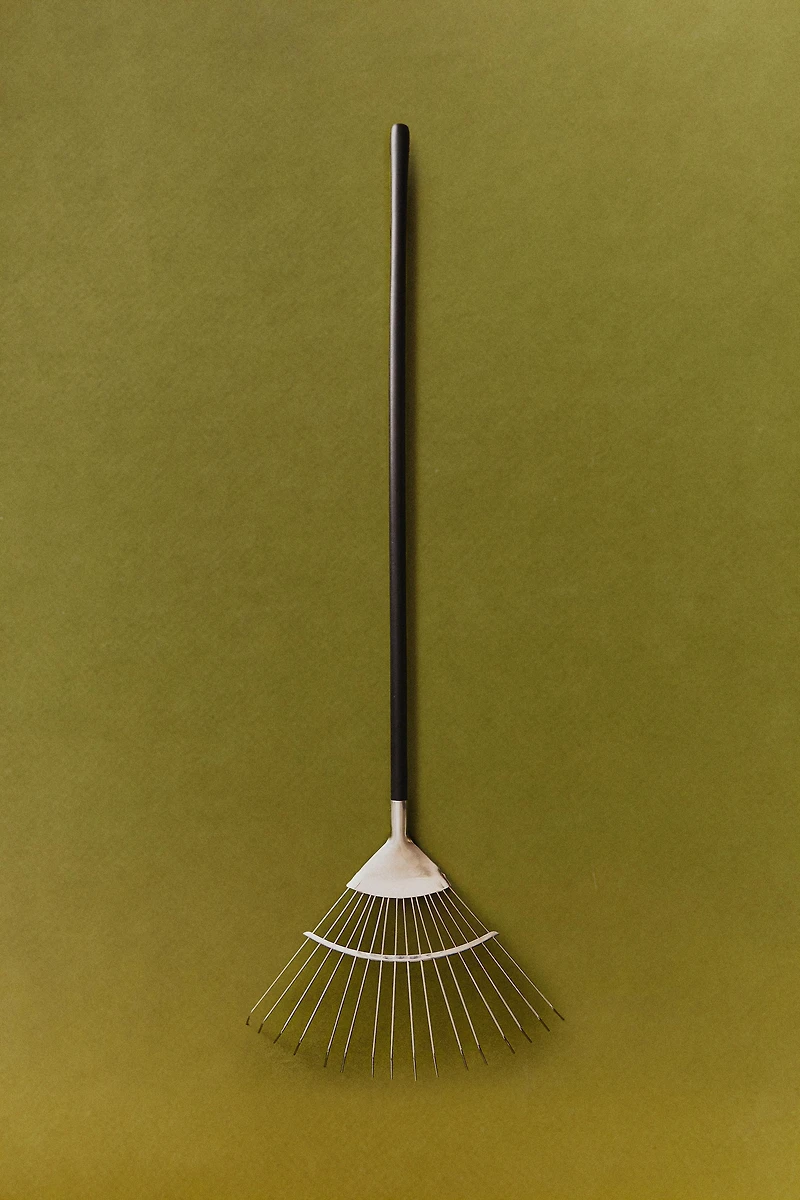 GARDEN RAKE WITH WOODEN HANDLE