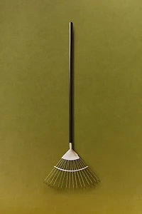 GARDEN RAKE WITH WOODEN HANDLE