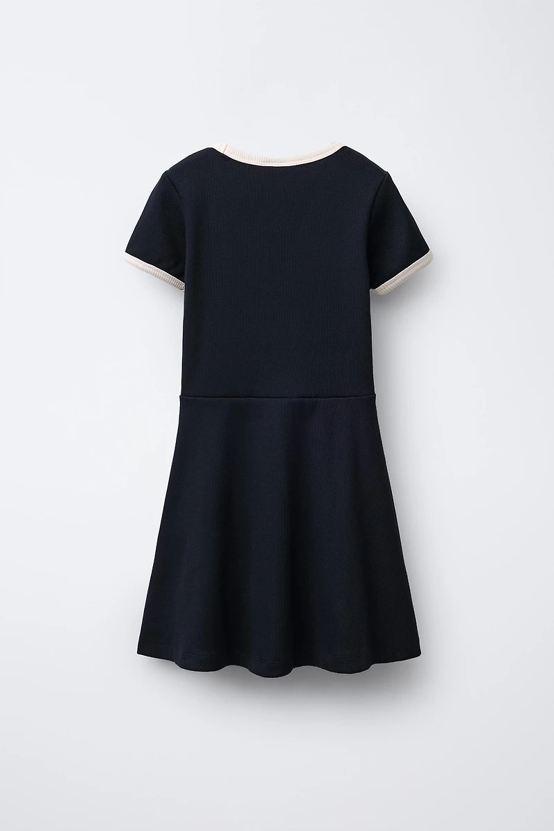 ROBE CÔTELÉE À INSCRIPTION