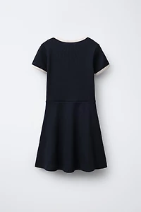 ROBE CÔTELÉE À INSCRIPTION