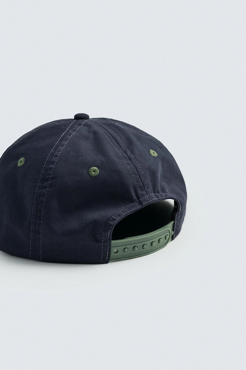 CASQUETTE À VISIÈRE PLATE BRODÉE