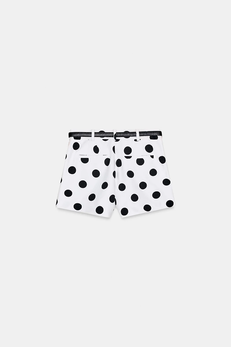 SHORT À PINCES ET CEINTURE