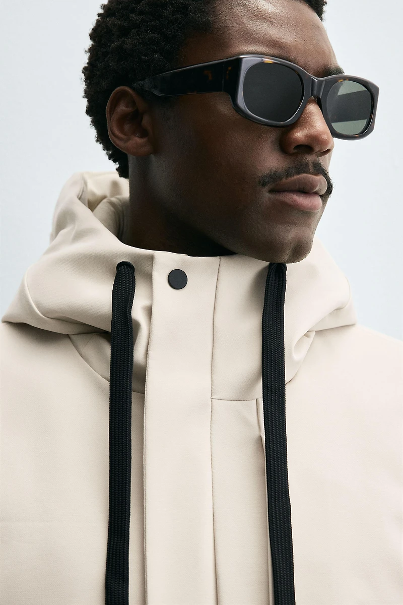 VESTE TECHNIQUE À CAPUCHE
