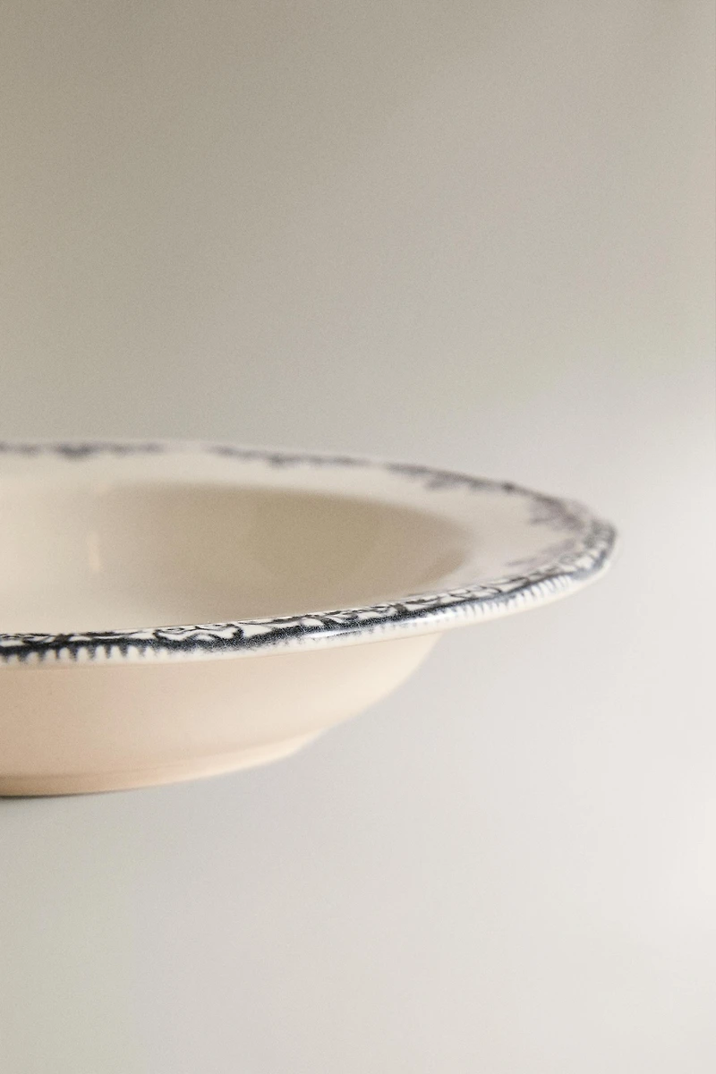 ASSIETTE CREUSE MOTIF POSITIONNÉ