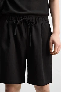 PLEATED FLOWY SHORTS