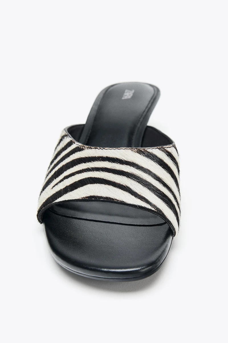 MULES À TALONS KITTEN HEELS EN CUIR AVEC IMPRIMÉ ANIMALIER