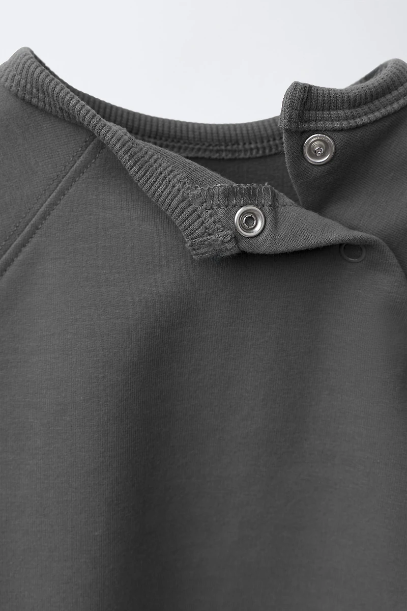 SWEATSHIRT AND JOGGER PANTS SET