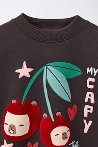 FLOCKED CHERRY CAPYBARA CAPYFUN © SWEATSHIRT