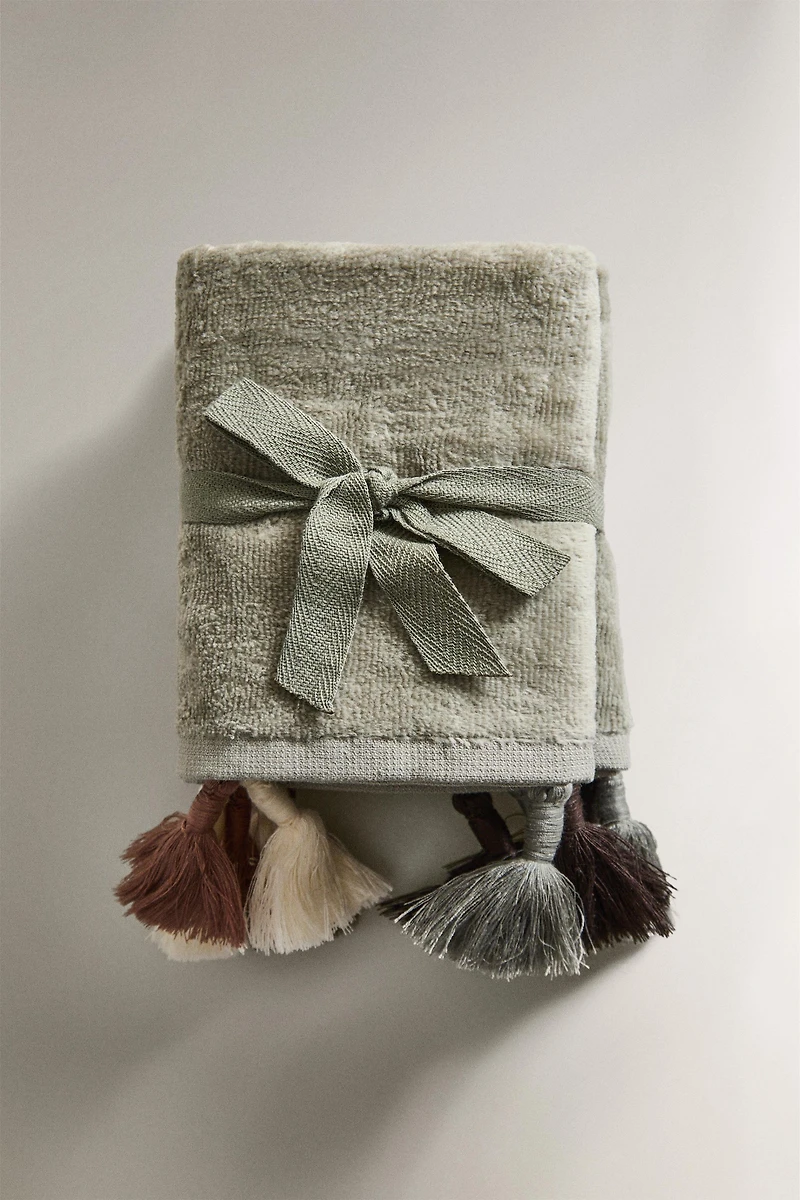 SET OF VELOUR FACE TOWELS WITH TASSELS (SET OF 3)