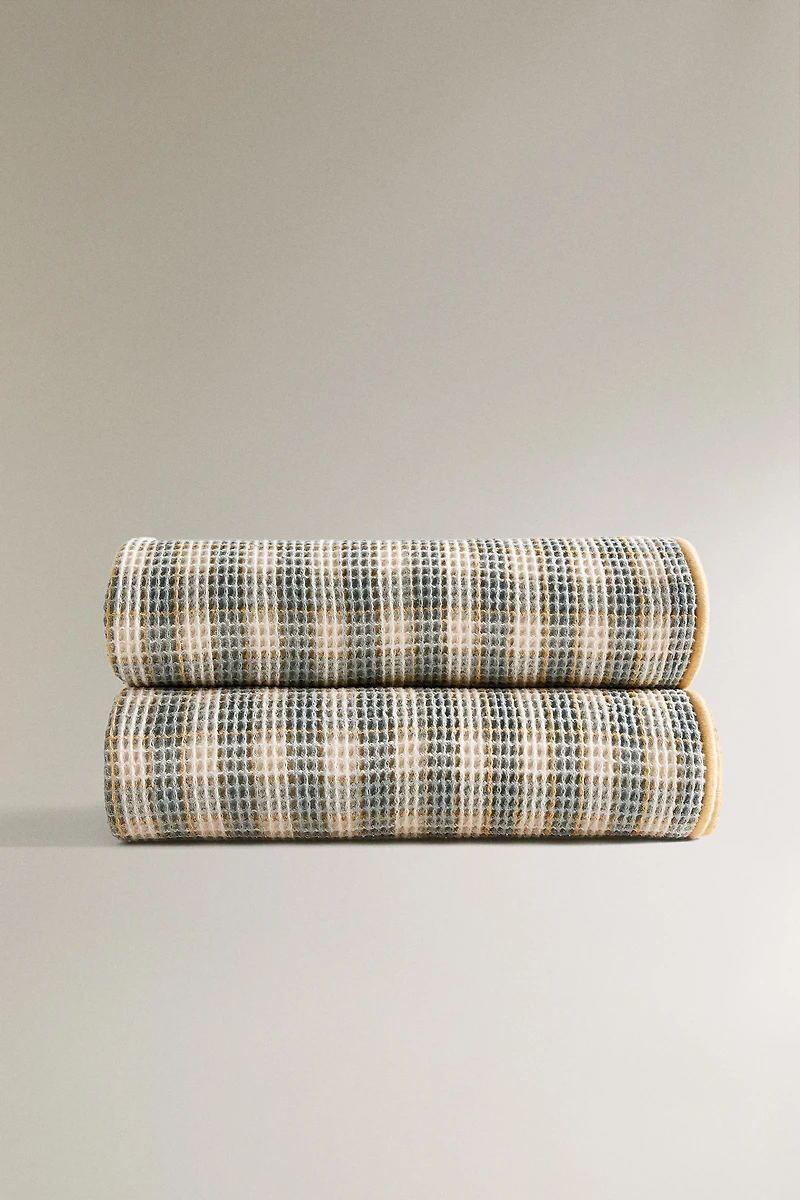 CHECK WAFFLE-KNIT BLANKET