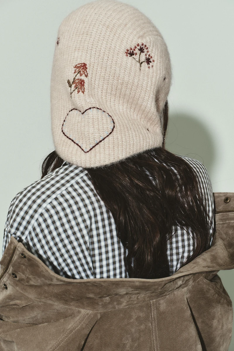 EMBROIDERED KNIT HOOD