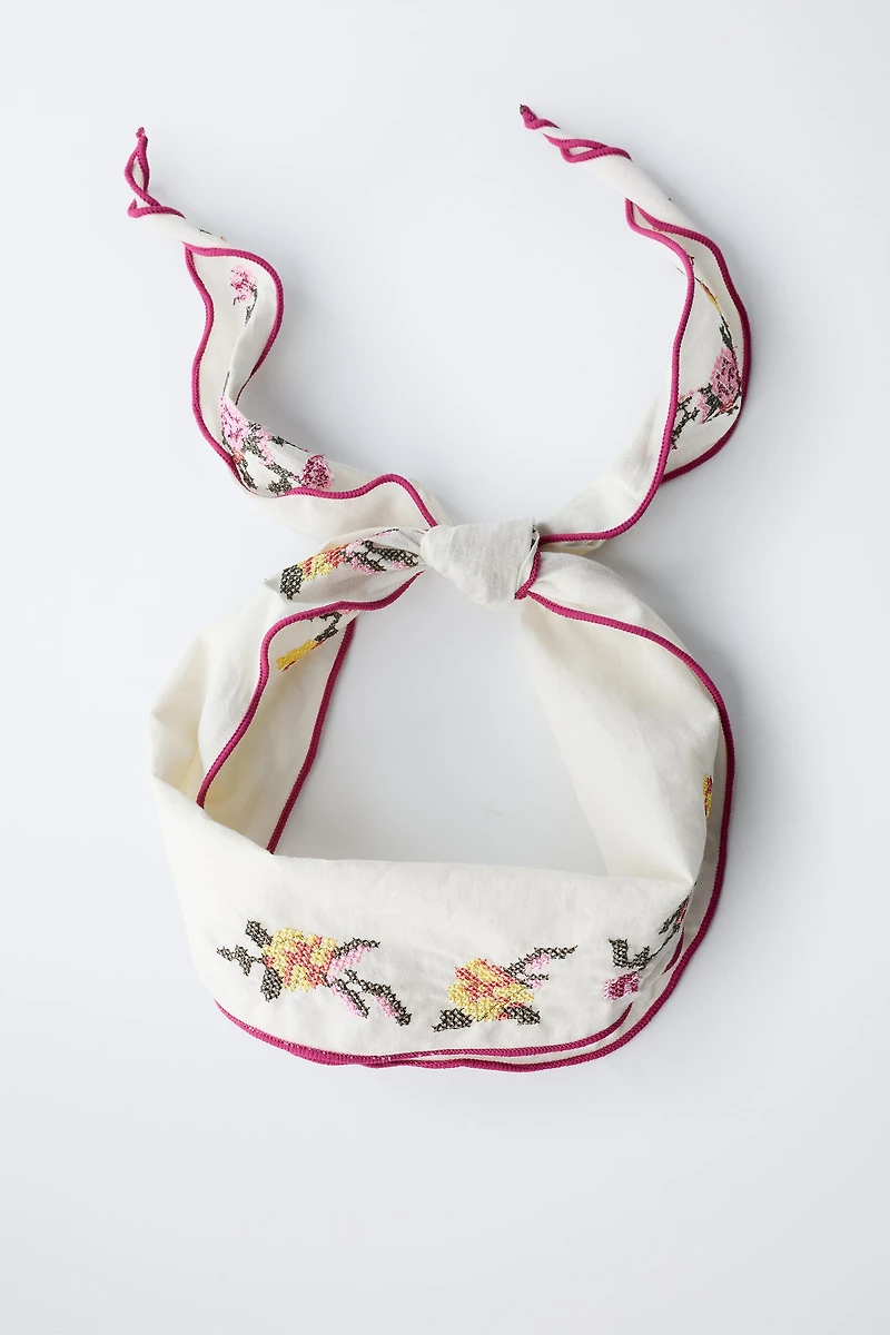 BANDANA AVEC BRODERIES AU POINT DE CROIX
