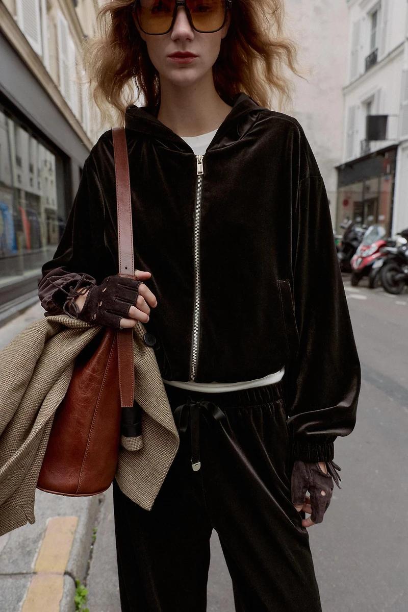 VESTE EN VELOURS À CAPUCHE